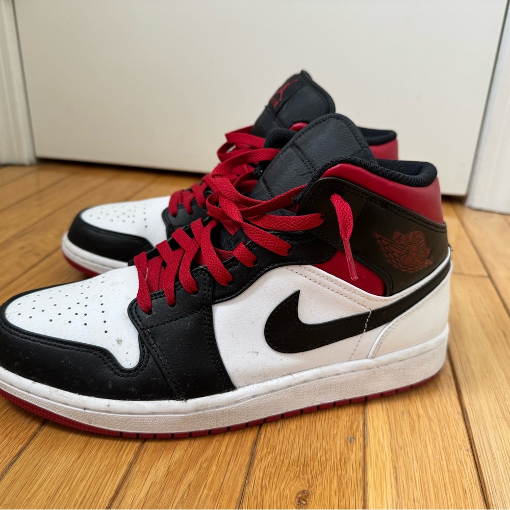 Jordan 1 mid Gym Red Black Toe